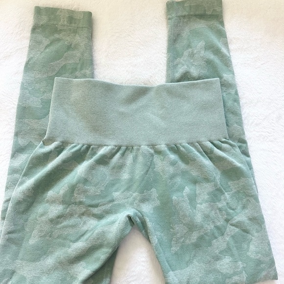 NVGTN Sage Green Camo Seamless Leggings sz S - Picture 3 of 4